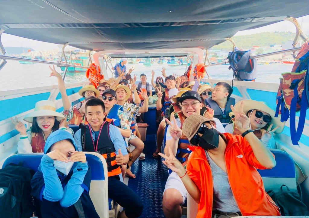 Du khách trải nghiệm tour 4 đảo bằng cano tại Phú Quốc Island